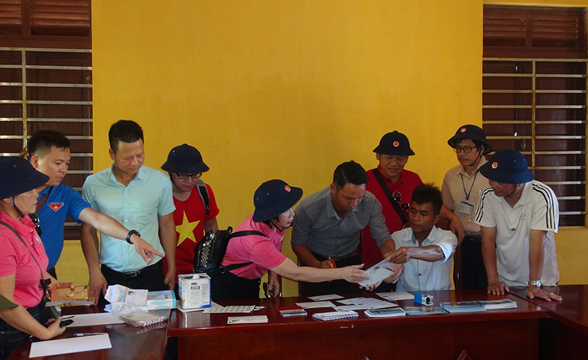Đoàn công tác Đảng ủy Khối Doanh nghiệp Trung ương đến thăm và gửi thư, bưu thiếp về đất liền tại Bưu điện - Văn hóa đảo Sinh Tồn.