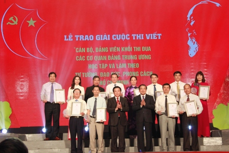 Tập thể và cá nhân Cơ quan Đảng ủy Khối Doanh nghiệp Trung ương nhận Giải C của cuộc thi 
