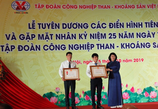 Phó Chủ tịch nước Đặng Thị Ngọc Thịnh trao tặng Huân chương Lao động hạng Nhất, hạng Ba cho các tập thể và cá nhân.
