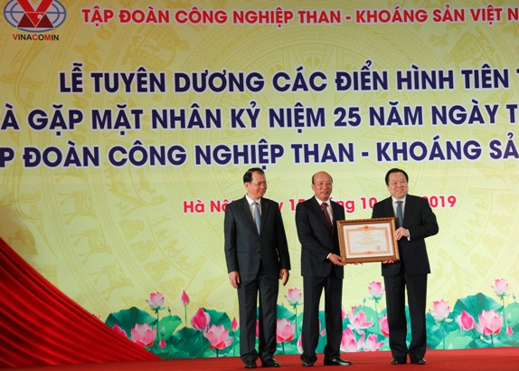 Đồng chí Nguyễn Hoàng Anh - Ủy viên BCH Trung ương Đảng, Chủ tịch Ủy ban Quản lý vốn Nhà nước tại doanh nghiệp trao tặng Bằng khen của Thủ tướng Chính phủ cho Tập đoàn CN Than - Khoáng sản Việt Nam.