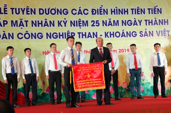 Đồng chí Lê Minh Chuẩn - Bí thư Đảng ủy, Chủ tịch HĐTV TKV trao tặng Cờ thi đua