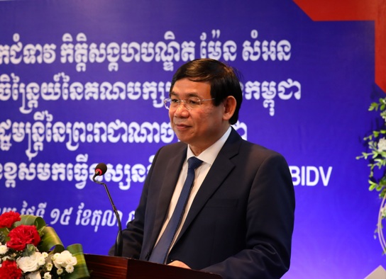 Đồng chí Phan Đức Tú - Chủ tịch HĐQT BIDV báo cáo tình hình hoạt động kinh doanh của ngân hàng với Phó Thủ tướng Men Sam An