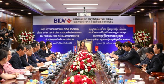 Phó Thủ tướng Men Sam An chúc mừng những thành tựu và đóng góp của BIDV, BIDC và các hiện diện thương mại khác đối với nền kinh tế Campuchia trong 10 năm qua