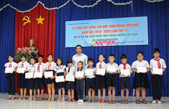 Đại diện lãnh đạo Vietcombank Bình Dương trao học bổng cho các em học sinh