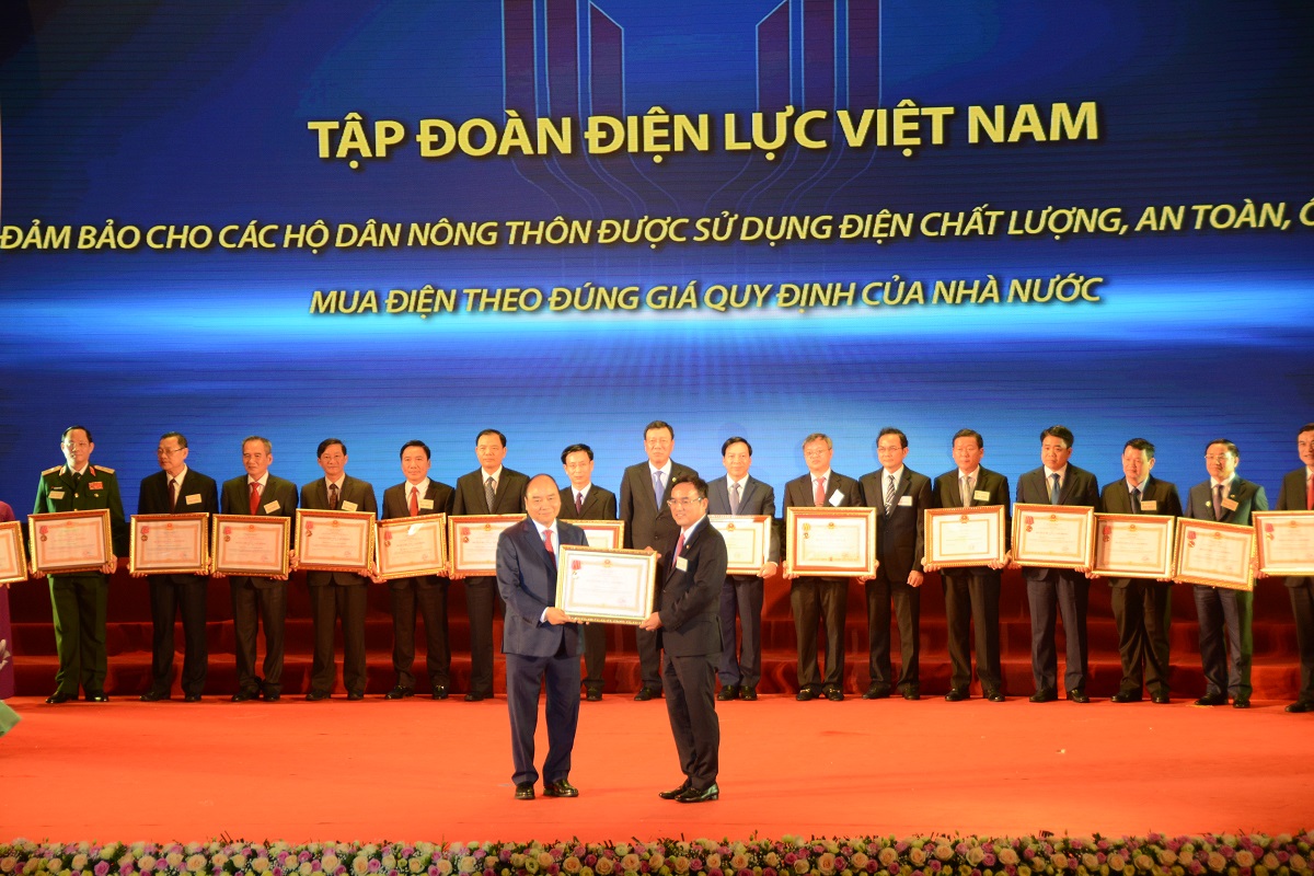 Thủ tướng Chính phủ Nguyễn Xuân Phúc trao Huân chương Lao động hạng Nhất cho Tập đoàn Điện lực Việt Nam (EVN).