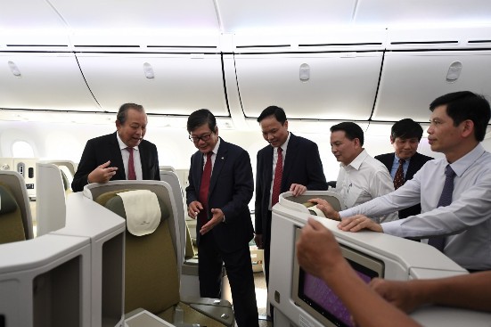Phó Thủ tướng Trương Hòa Bình và các đại biểu tham quan máy bay thứ 100 của Vietnam Airlines. 