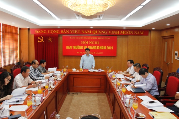 Đồng chí Y Thanh Hà Niê Kđăm - Ủy viên dự khuyết Ban Chấp hành Trung ương Đảng, Bí thư Đảng ủy Khối đã trao Quyết định và tặng hoa chúc mừng đồng chí Phan Công Nam.