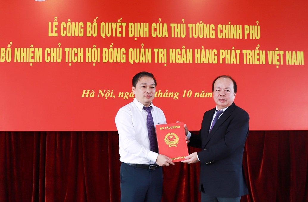 Thứ trưởng Bộ Tài chính Huỳnh Quang Hải trao quyết định cho tân Chủ tịch HĐQT VDB Lương Hải Sinh.