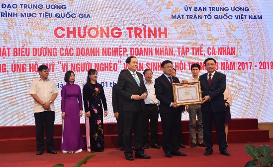 Phó Thủ tướng Chính phủ Vương Đình Huệ (bên phải) và Chủ tịch UBTƯ MTTQ Việt Nam Trần Thanh Mẫn (bên trái) trao Bằng khen của Thủ tướng Chính phủ và kỷ niệm chương cho đại diện Vietcombank