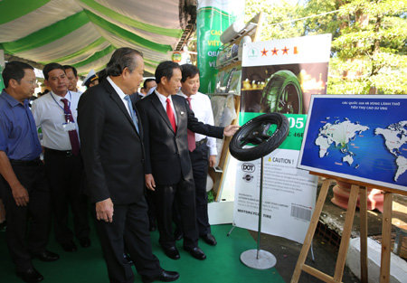 Phó Thủ tướng Trương Hòa Bình tham quan gian hàng giới thiệu quá trình phát triển và triển lãm sản phẩm của Tập đoàn Công nghiệp Cao su Việt Nam.