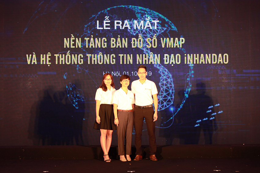 Chị Vũ Thanh Xuân (đứng giữa) tại Lễ ra mắt Bản đồ số VMAP .