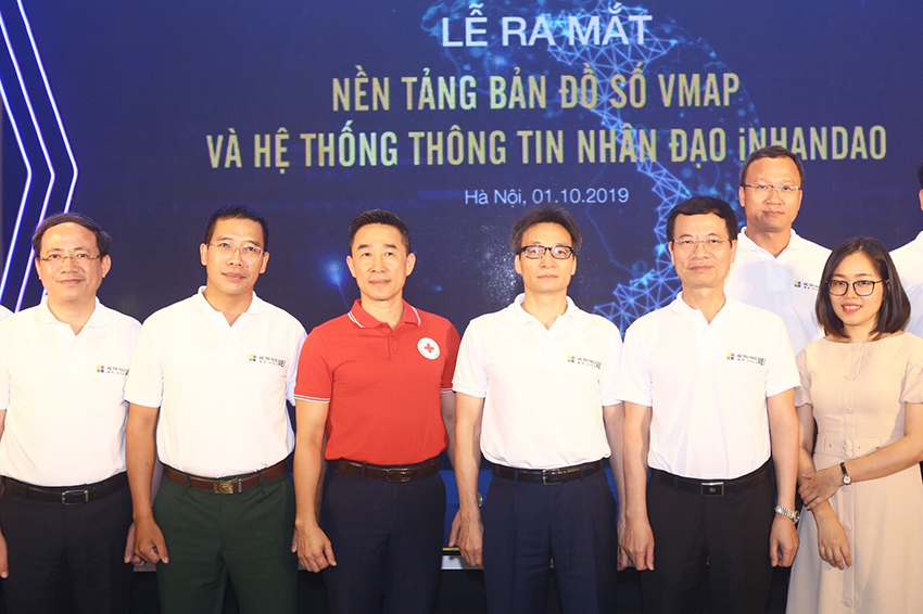 Ông Phạm Anh Tuấn (ngoài cùng bên trái) tại Lễ ra mắt Bản đồ số Vmap.