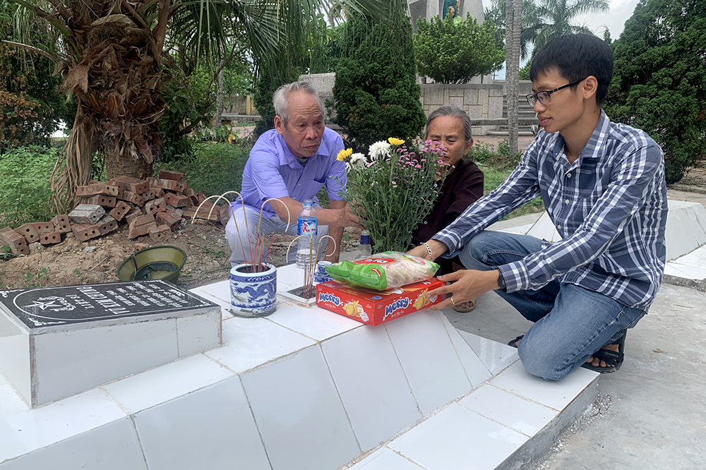 Gia đình bà Vũ Thị Kiểm chăm sóc phần mộ liệt sĩ Vũ Kim Chung tại quê nhà