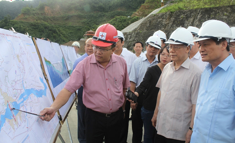 Ông Phạm Hồng Phương (mũ đỏ) giới thiệu với Tổng Bí  thư Nguyễn Phú Trọng về Công trình Nhà máy thủy điện Lai Châu, tháng 7/2016 - Ảnh đơn vị cung cấp