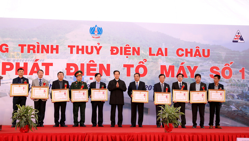 Ông Phạm Hồng Phương – thứ 3 từ trái sang nhận Huân chương Lao động hạng Nhì vì có thành tích xuất sắc xây dựng công trình NMTĐ Lai Châu năm 2015- Ảnh Xuân Tiến