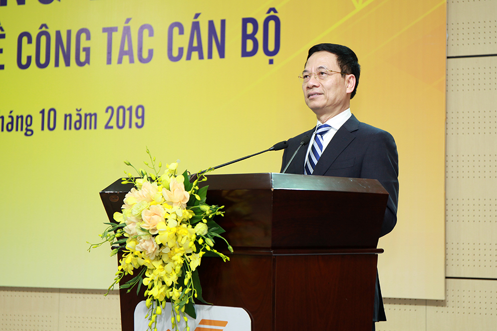 Bộ trưởng Bộ TT&TT Nguyễn Mạnh Hùng phát biểu giao nhiệm vụ cho Lãnh đạo Tổng công ty.