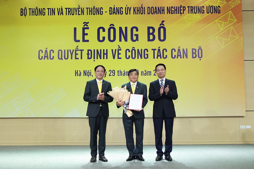 Bộ trưởng Bộ TT&TT Nguyễn Mạnh Hùng, Thứ trưởng Phạm Anh Tuấn trao Quyết định và tặng hoa chúc mừng đồng chí Nguyễn Hải Thanh giữ chức vụ Chủ tịch HĐTV Tổng công ty.