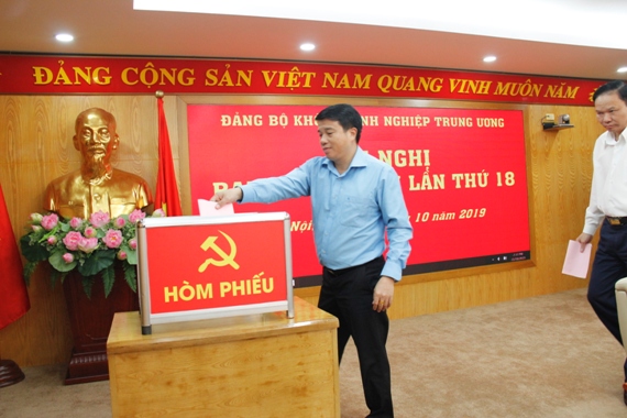 Đồng chí Y Thanh Hà Niê Kđăm - Ủy viên dự khuyết Ban Chấp hành Trung ương Đảng, Bí thư Đảng ủy Khối đã trao Quyết định và tặng hoa chúc mừng đồng chí Phan Công Nam.
