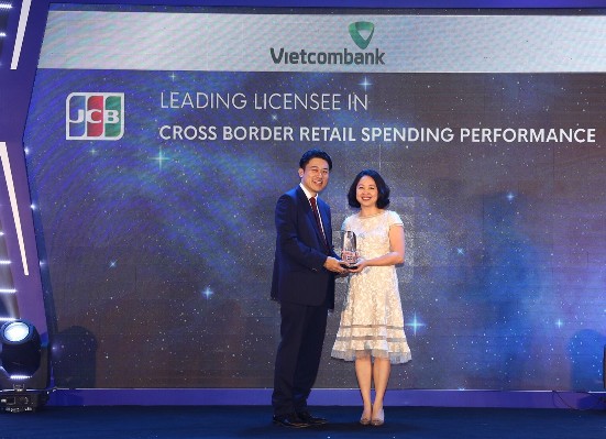 Bà Trần Thị Hạnh - Phó Giám đốc Trung tâm Thẻ Vietcombank nhận giải thưởng do đại diện TCTQT JCB trao tặng