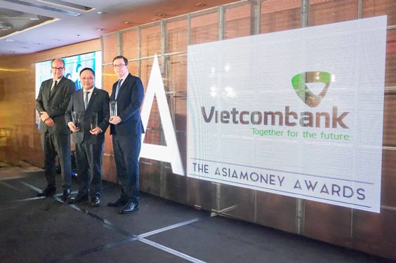 Đại diện Vietcombank nhận giải thưởng của Tạp chí Asiamoney