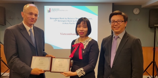Đại diện Vietcombank nhận Giải thưởng từ đại diện The Asian Banker
