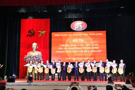 Ban Tổ chức Hội thi tặng cờ và hoa cho các đội thi.