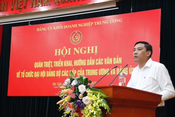 Đồng chí Hoàng Giang - Ủy viên Ban Thường vụ, Trưởng Ban Tổ chức Đảng ủy Khối quán triệt, triển khai các nội dung Hội nghị.