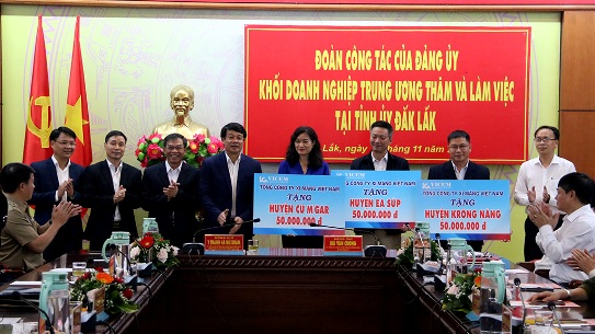 Đại diện lãnh đạo Tổng Công ty Xi măng Việt Nam trao các phần tài trợ cho tỉnh Đắk Lắk.