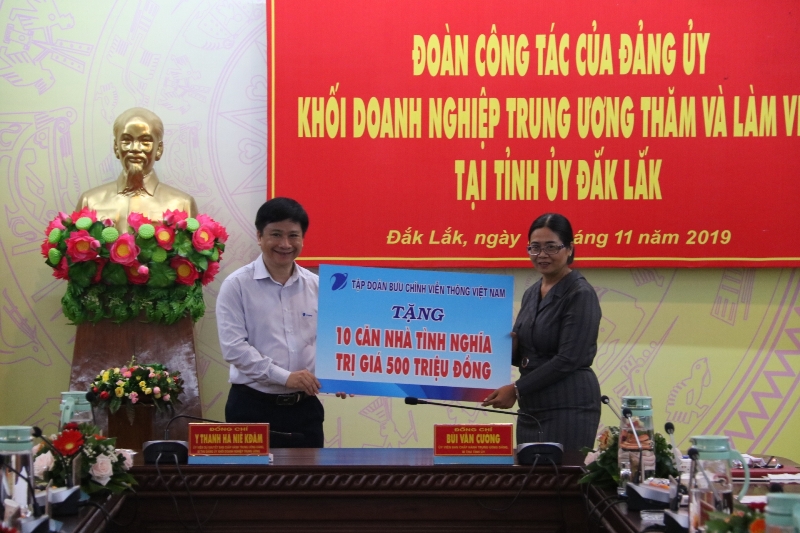 Đại diện Tập đoàn Bưu chính viễn thông Việt Nam tặng tỉnh Đắk Lắk 500 triệu đồng xây nhà tình nghĩa.