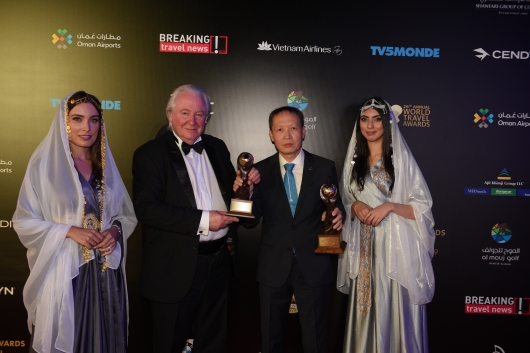 Đại diện Vietnam Airlines (thứ 2, từ phải sang) nhận giải thưởng từ ông Graham Cooke – Người sáng lập kiêm Chủ tịch WTA