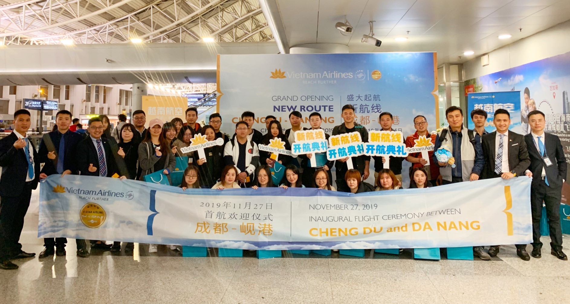 Hành khách trên chuyến bay VN547 được chào đón đặc biệt tại Thành Đô.
