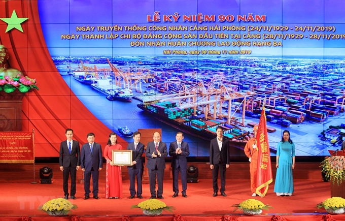 Thủ tướng Nguyễn Xuân Phúc trao Huân chương Lao động Hạng Ba cho cán bộ, công nhân, người lao động Cảng Hải Phòng.