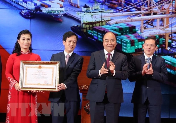 Đại diện cán bộ, công nhân, người lao động Cảng Hải Phòng đón nhận Huân chương Lao động hạng Ba do Thủ tướng Chính phủ trao tặng.