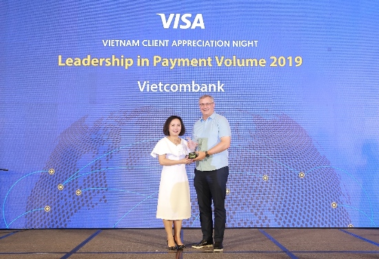 Đại diện Vietcombank, ông Thomas William Tobin - Giám đốc Khối bán lẻ (bên phải) nhận giải thưởng Ngân hàng dẫn đầu về doanh số chi tiêu thẻ năm 2019.