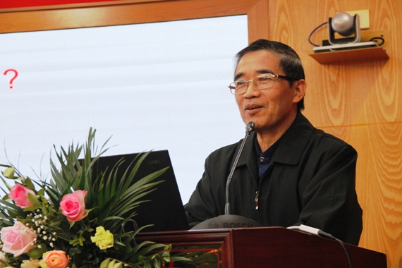 Đồng chí Sa Như Hòa, nguyên Phó Chủ nhiệm Ủy ban Kiểm tra Trung ương truyền đạt nội dung chuyên đề.