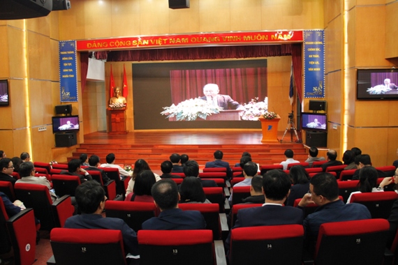 Các đại biểu tham dự Hội nghị lắng nghe GS.TS Hoàng Chí Bảo, nguyên Ủy viên Hội đồng Lý luận Trung ương, chuyên gia cao cấp Học viện Chính trị Quốc gia Hồ Chí Minh báo cáo nội dung chuyên đề 