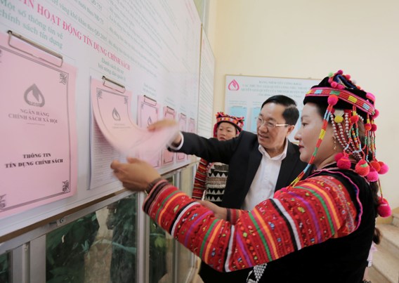 Tổng Giám đốc NHCSXH Dương Quyết Thắng kiểm tra thông tin tín dụng chính sách tại xã Sín Thầu, huyện Mường Nhé.
