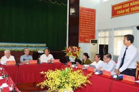 Tổng giám đốc Công ty TNHH MTV Cao su Bình Long Lê Văn Vui báo cáo hoạt động kinh doanh, công tác xây dựng Đảng với đoàn công tác tại buổi làm việc.