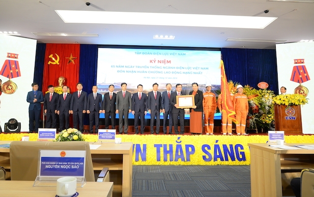 Phó Chủ tịch Thường trực Quốc hội Tòng Thị Phóng trao Huân chương Lao động hạng Nhất tặng EVN.