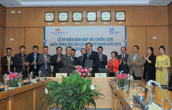  Ông Dương Trí Thành - Tổng giám đốc Vietnam Airlines (bìa trái) và ông Nguyễn Trùng Khánh - Tổng cục trưởng TCDL (bìa phải) trao Biên bản hợp tác chiến lược giai đoạn 2020-2022 về quảng bá, xúc tiến du lịch