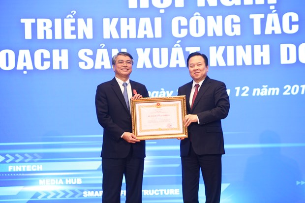 Đồng chí Nguyễn Hoàng Anh, Ủy viên Trung ương Đảng, Chủ tịch Ủy ban quản lý vốn nhà nước tại doanh nghiệp đã trao Huân chương Lao động hạng Nhất cho đồng chí Trần Mạnh Hùng, nguyên Chủ tịch Hội đồng Thành viên Tập đoàn VNPT.