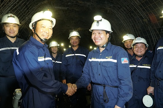 Chủ tịch HĐTV TKV Lê Minh Chuẩn kiểm tra sản xuất tại mỏ than Núi Béo. 