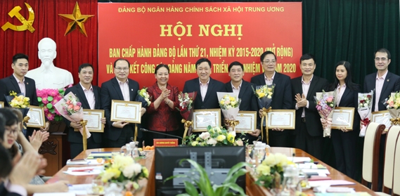 36 đảng viên hoàn thành xuất sắc nhiệm vụ năm 2019 được Đảng ủy NHCSXH khen thưởng.