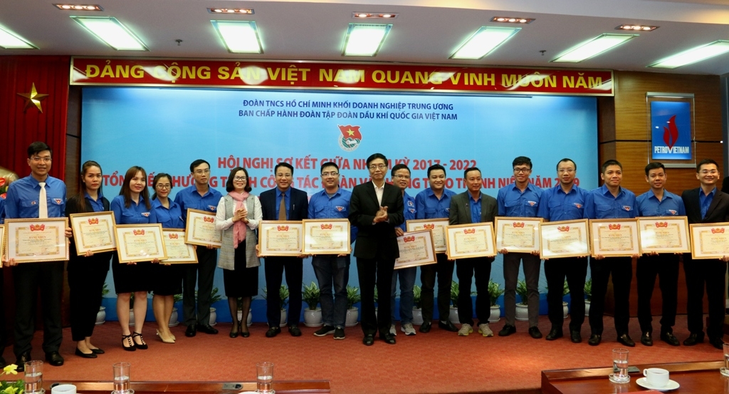 Các cá nhân xuất sắc trong công tác đoàn và phong trào thanh niên năm 2019 được nhận bằng khen của Trung ương Đoàn TNCS Hồ Chí Minh