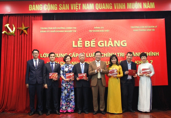 Giám đốc Trung tâm Bồi dưỡng Chính trị Đảng ủy Khối DNTW Chu Đình Động tặng Bằng khen cho các học viên có thành tích xuất sắc.
