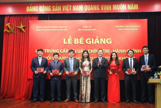 Bí thư Đảng ủy, Chủ tịch HĐQT Tập đoàn Bảo Việt trao bằng Trung cấp Lý luận chính trị cho các học viên.