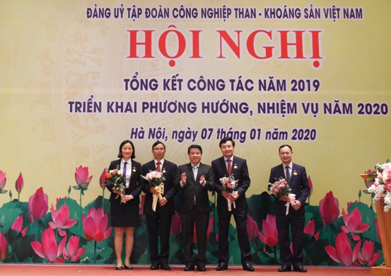 Đồng chí Y Thanh Hà Niê Kđăm - Bí thư Đảng ủy Khối DNTW trao Kỷ niệm chương vì sự nghiệp Dân vận của Đảng cho các cá nhân.