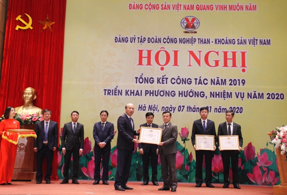 Đồng chí Lê Minh Chuẩn - Bí thư Đảng ủy, Chủ tịch HĐTV TKV trao tặng Giấy khen của Đảng ủy Tập đoàn cho các tổ chức Đảng có thành tích xuất sắc.