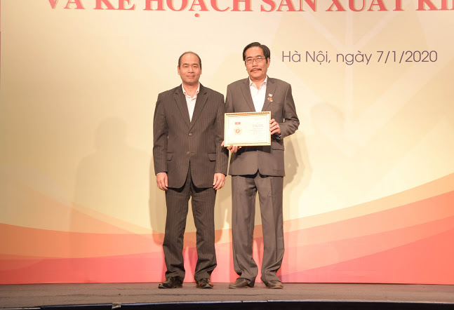 Đồng chí Đặng Hùng Minh - Ủy viên Ban Thường vụ, Chủ nhiệm Ủy ban Kiểm tra Đảng ủy Khối Doanh nghiệp Trung ương trao tặng Kỷ niệm chương cho cá nhân.