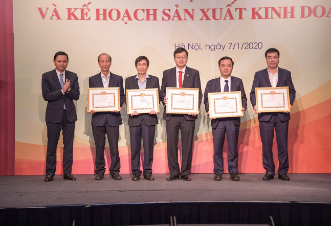 Đồng chí Hồ Lê Nghĩa - Chủ tịch HĐTV Tổng công ty Thuốc lá Việt Nam trao tặng Giấy khen cho các cá nhân, tập thể có thành tích xuất sắc.
